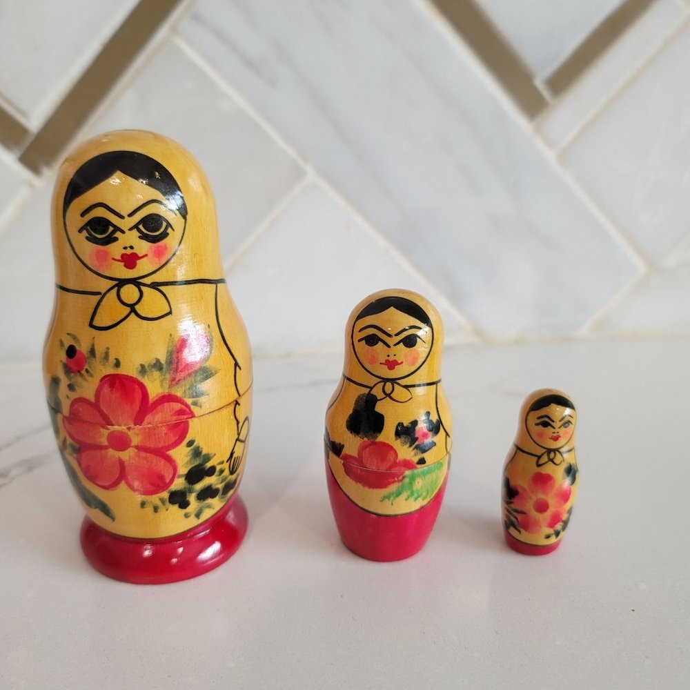 Russian nesting dolls set of 3.